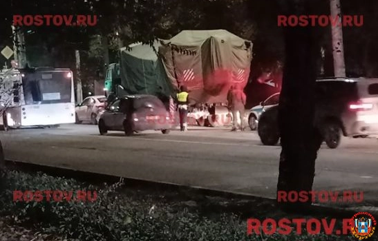 В Ростове на ГПЗ-10 военный КамАЗ врезался в такси