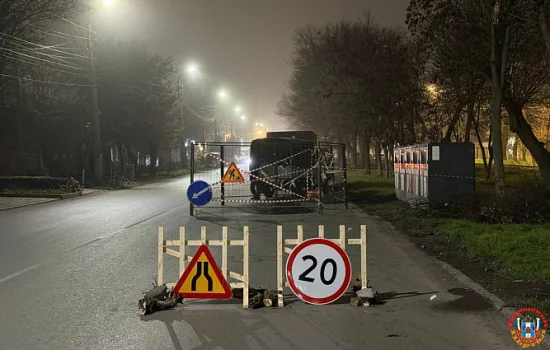 В Таганроге перекрыли участок дороги из-за аварии на канализационном коллекторе