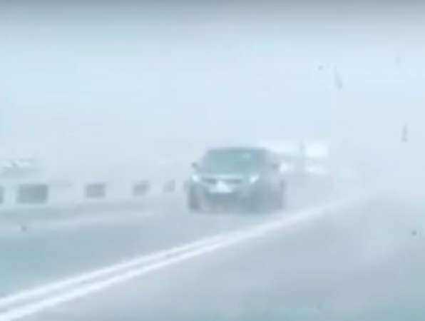 Страшная песчано-пыльная буря ослепила автомобилистов на трассе под Ростовом и попала на видео