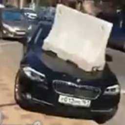 Жестокое наказание отбойником припарковавшемуся на тротуаре BMW в Ростове попало на видео