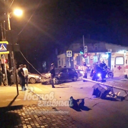 Жуткое ДТП, в котором столкнулись иномарка и скорая помощь, попало на видео в Ростове