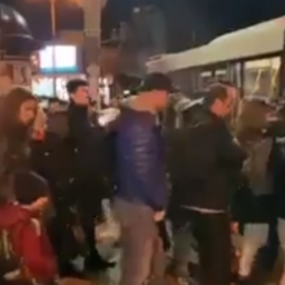 «Как на концерт Коржа»: огромная живая очередь на автобус Ростова попала на видео