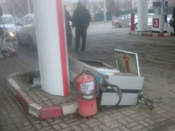 В Ростове автохам на «Фольксвагене» вырвал бензоколонку