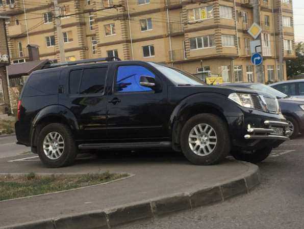 Автоледи из новостройки отметилась хамской парковкой на тротуаре  В Ростове