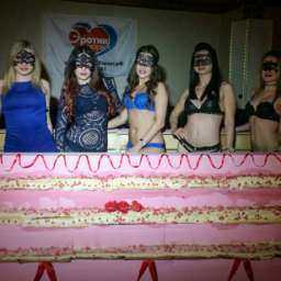 Ростовский мужской клуб презентовал торт с рекордным числом стриптизерш