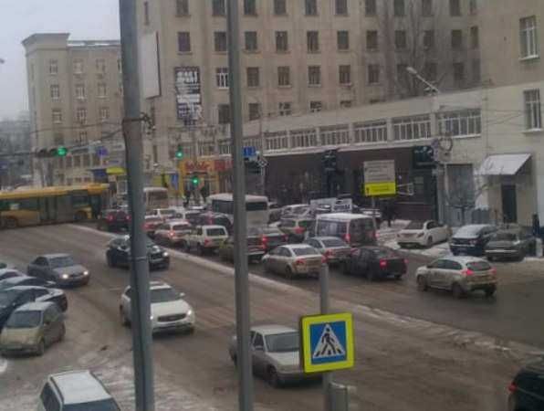 Затяжной снегопад поставил Ростов в восьмибалльные пробки