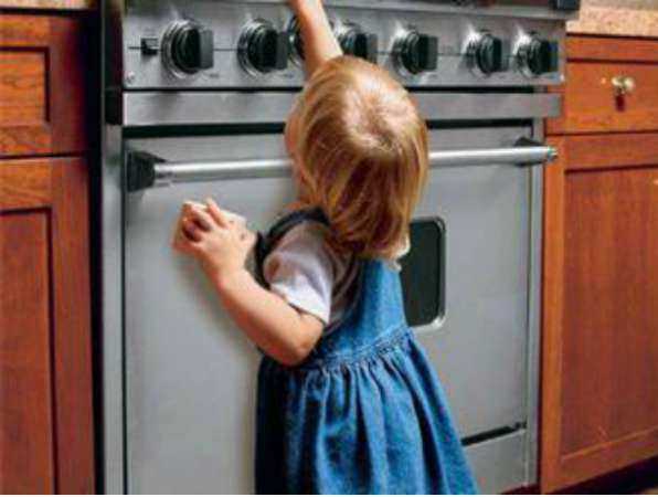 Серьезные термические ожоги получила годовалая девочка, играя на своей кухне в Ростове