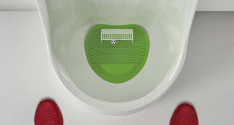 Заведения Ростова-на-Дону начали завлекать футбольных болельщиков туалетными мини-играми