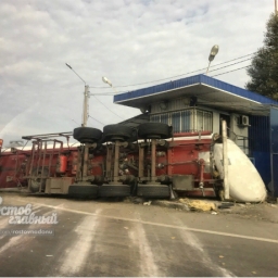 Грузовик с цистерной перевернулся около поста ДПС в Ростовской области