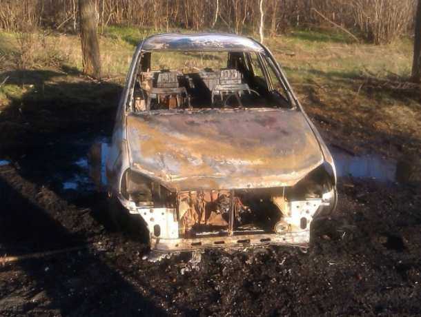 Спасать самое ценное из горящего автомобиля пришлось мужчине в Ростовской области
