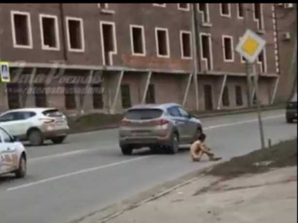 Прилипший к асфальту голый мужчина в Ростове-на-Дону попал на видео