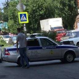 Безумные рабочие делали фото с опаснейшим снарядом в Ростове-на-Дону