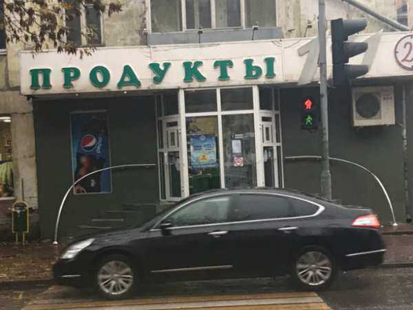 Взбесившийся светофор-обманщик на ростовском проспекте две недели подвергает пешеходов опасности Взбесившийся светофор-обманщик на ростовском проспекте две недели подвергает пешеходов опасности