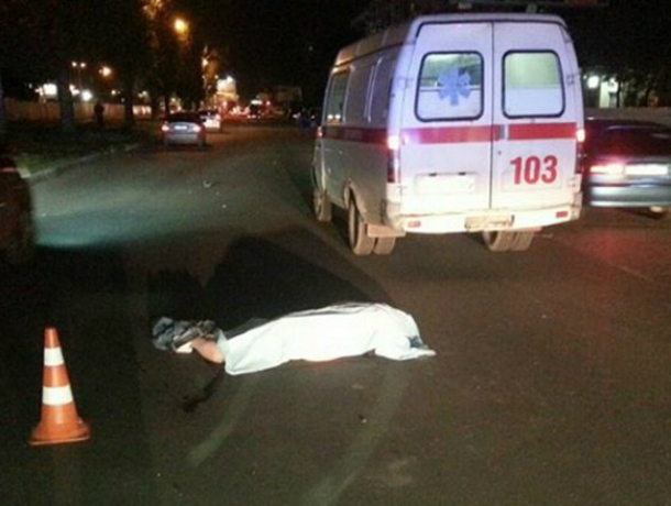 Лежащая на трассе молодая женщина оказалась раздавлена ВАЗом в Ростовской области