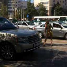 Светская львица в соблазнительном мини хотела растерзать проезжающие автомобили в Ростове