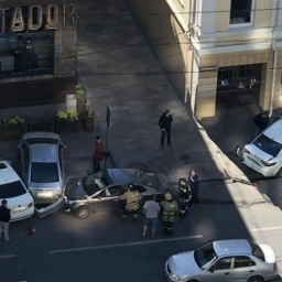 Умерший за рулем водитель Kia врезался в три автомобиля в центре Ростова