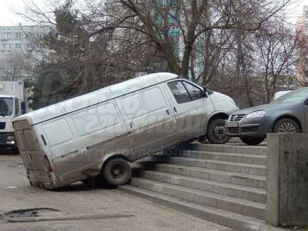 Мастерство крутой парковки продемонстрировал водитель ГАЗели в Ростове