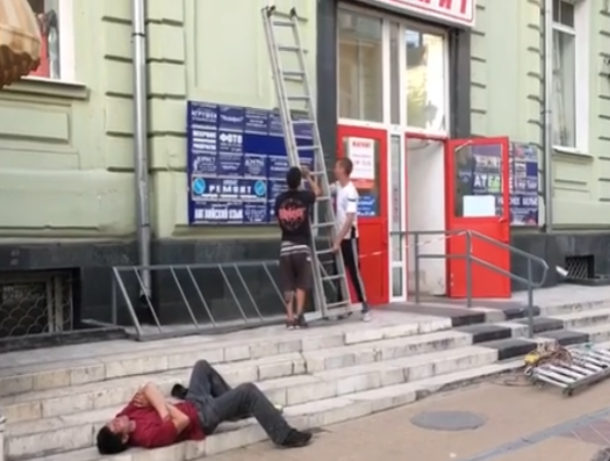 Безмятежно спящий на работе начальник вызвал жгучую зависть прохожих в центре Ростова