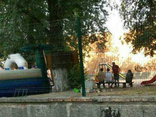 Захваченная алкоголиками и путанами детская площадка Ростова превратилась в «мусорный» вертеп
