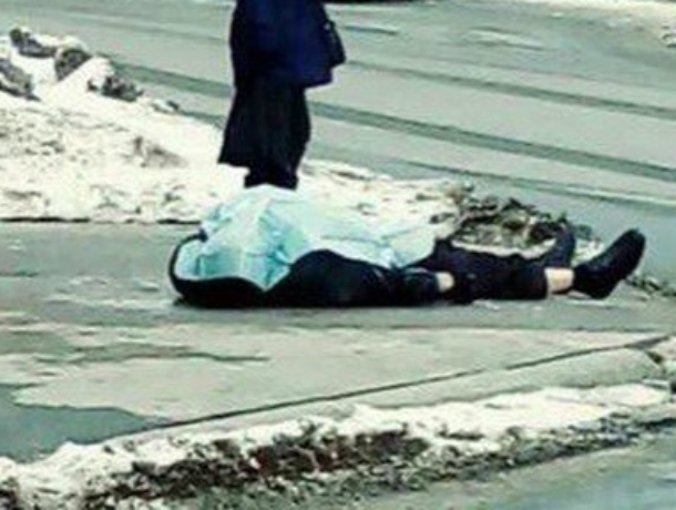 Мужчина потерял сознание и умер на глазах у шокированных прохожих на тротуаре Ростова