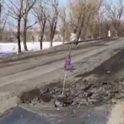 Хворостиной обезопасили дорожники «убившую» иномарку на трассе яму в Ростовской области