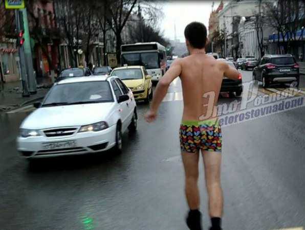 Симпатичный полуголый парень в «романтичных» трусах пробежался по главной улице Ростова