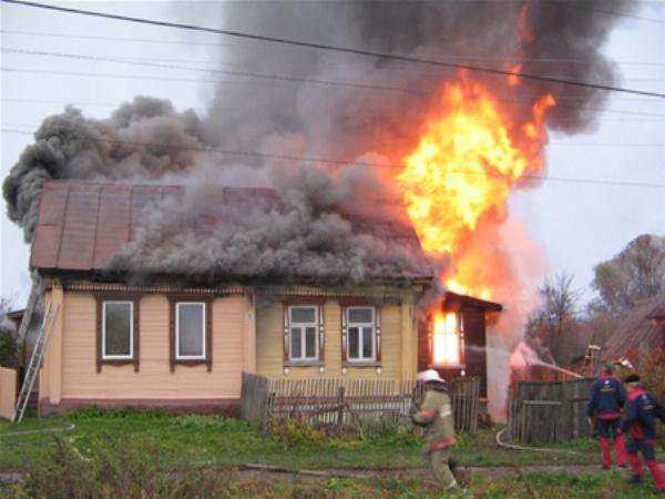 В Ростовской области горел частный дом, есть пострадавшие