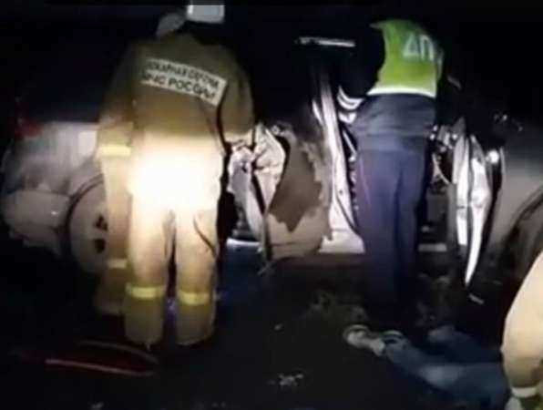 Тело разбившегося о столб водителя Subaru вырезали из покореженной машины спасатели под Ростовом