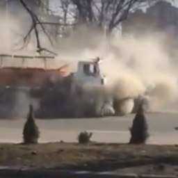 Адская уборка улиц Ростова с «сатаной» за рулем спецмашины попала на видео