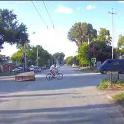 Парень, перевозивший холодильник на велосипеде, насмешил водителей в Таганроге