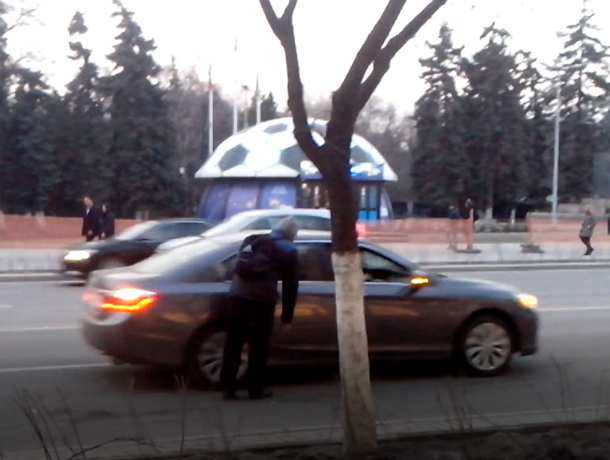 Презирающий автобусы парень ловил попутку посреди дороги в центре Ростова