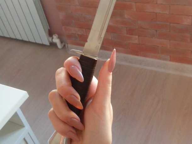 В ярости девушка изрезала себя ножом после ссоры в любовником в Ростове