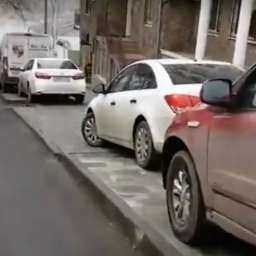 На новеньких тротуарах в центре города ростовские автомобилисты оборудовали бесплатную парковку