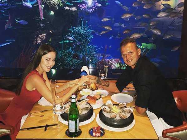 В Дубае Анастасия Костенко отметила с Дмитрием Тарасовым полгода отношений