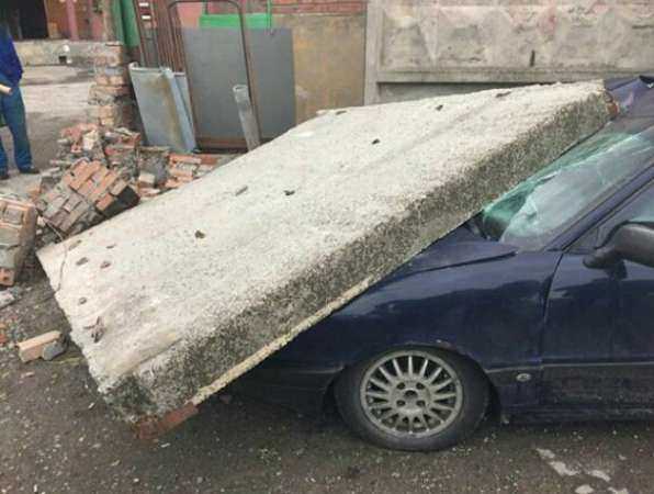 Эпичное обрушение бетонного забора на иномарку водителем фуры в Ростове попало на видео