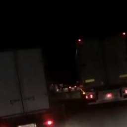 Необычные развлечения водителей в пробке на трассе М-4 в Ростовской области попали на видео