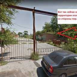 Красивый парк с клумбами и лавочками на территории заброшенного рынка просит разбить уставший житель Ростова