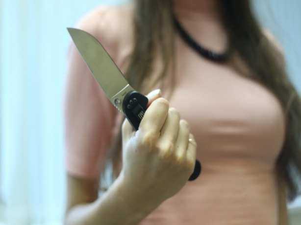Ростовчанка не желая отпускать на улицу гулять своего ребенка ударила его ножом в живот