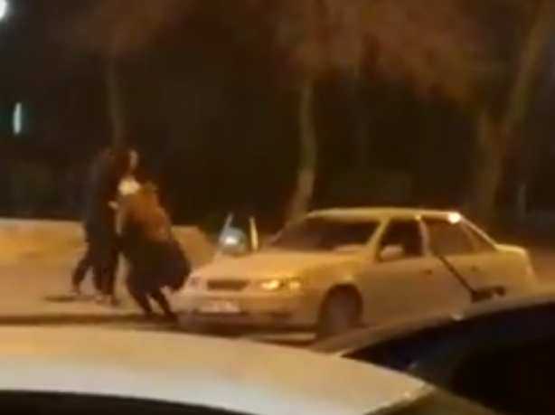 "Эротические" танцы двух ростовских красоток около авто сняли на видео