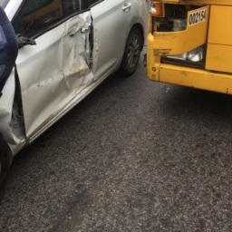 Пассажирский автобус смачно поцеловал иномарку в бок у здания РИИЖТа в Ростове