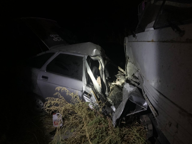 В Ростовской области после столкновения с двумя грузовиками скончался водитель «ВАЗа»