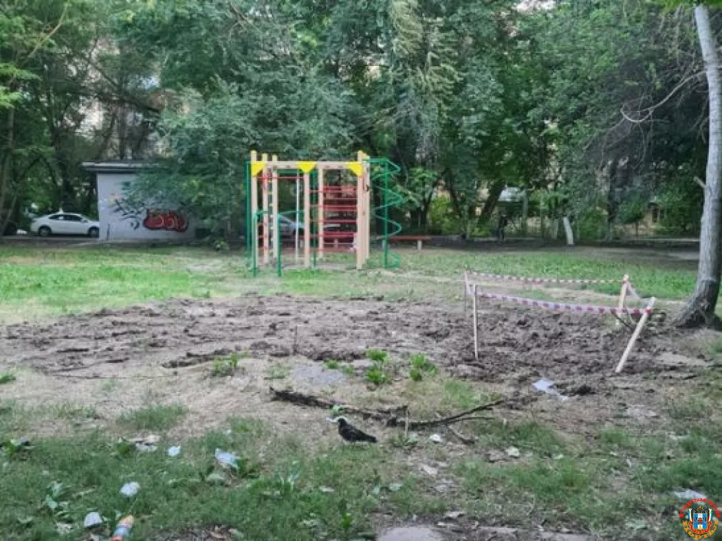 В Ростове детская площадка на Нагибина утопает в грязи