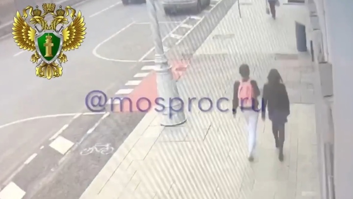 Кусок фасада упал на прохожих в центре Москвы, есть пострадавшие. Видео