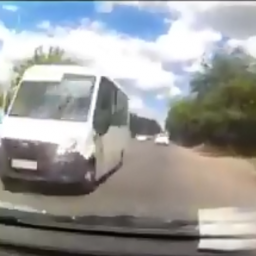 В Ростове водитель маршрутки проехал по встречке и едва не разбил легковой автомобиль