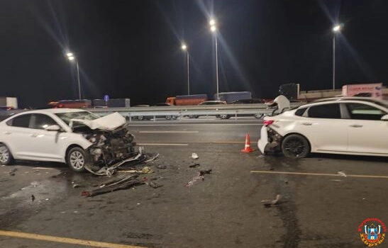 На Южном подъезде к Ростову двое водителей пострадали в массовом ДТП