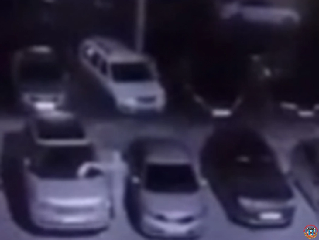Таинственный поджигатель автомобилей во дворе ростовской Левенцовки попался на видео