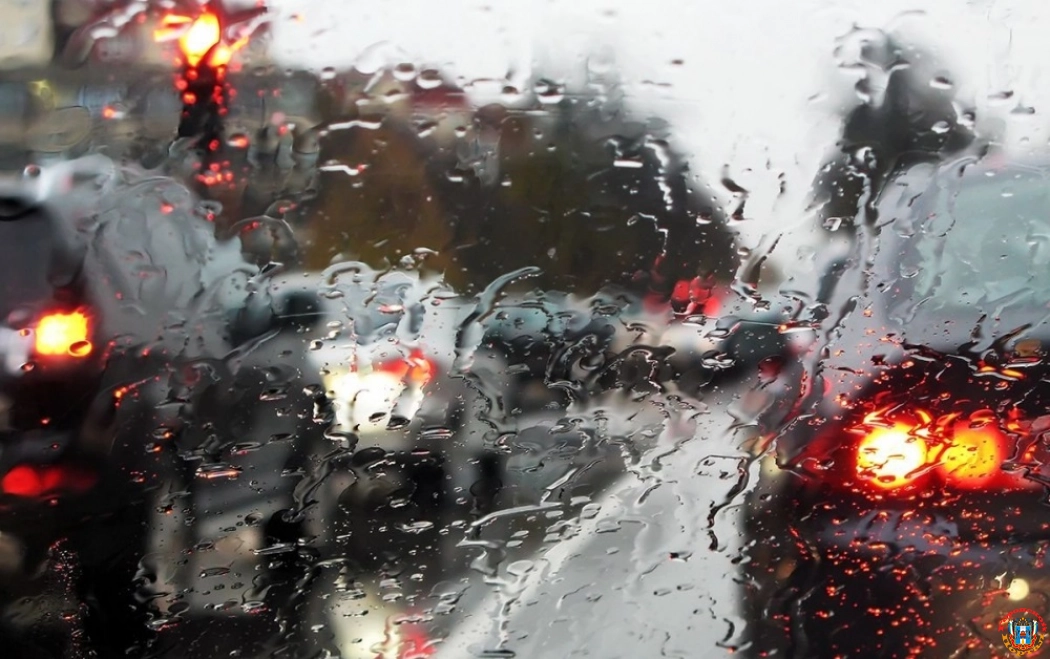 В Ростове на Малиновского ограничил проезд транспорта из-за дождя