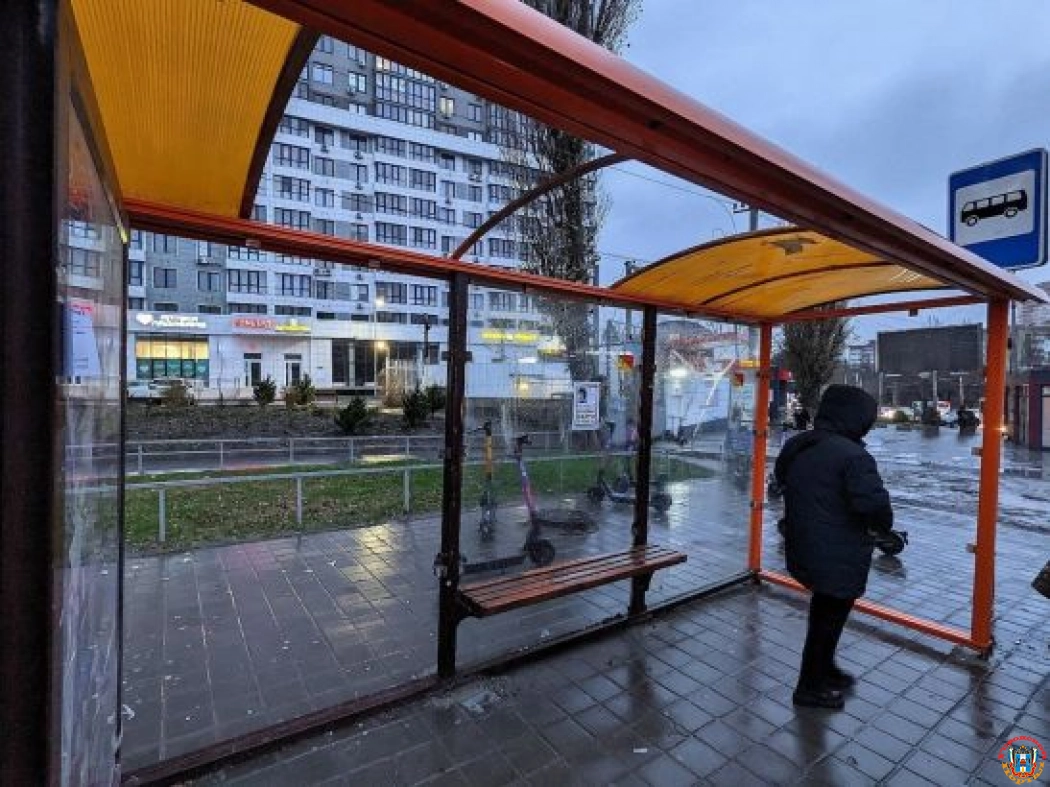 В Ростове снесло часть крыши на остановке на площади 2-й Пятилетки