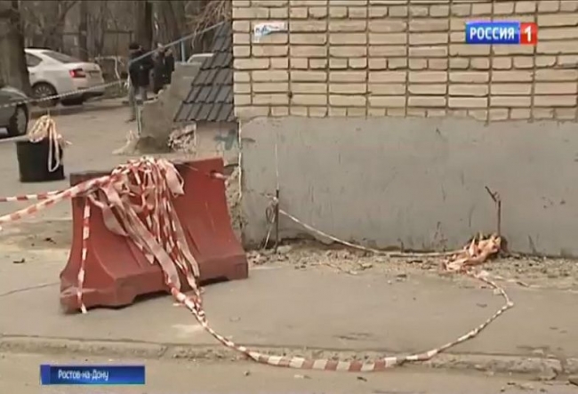 Рассыпается фасад: в Ростове с многоэтажки падают кирпичи