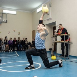 Богатыри, мечи и гири: силачи провели зрелищное выступление для слабослышащих детей из Ростова